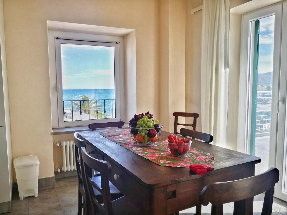 Appartamento Deluxe Con Terrazza Sul Mare سافونا المظهر الخارجي الصورة