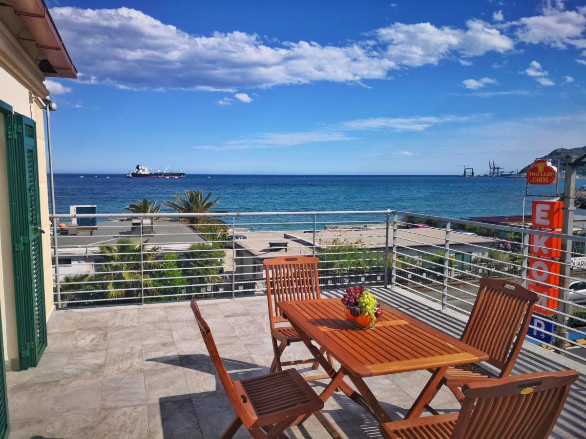 Appartamento Deluxe Con Terrazza Sul Mare سافونا المظهر الخارجي الصورة